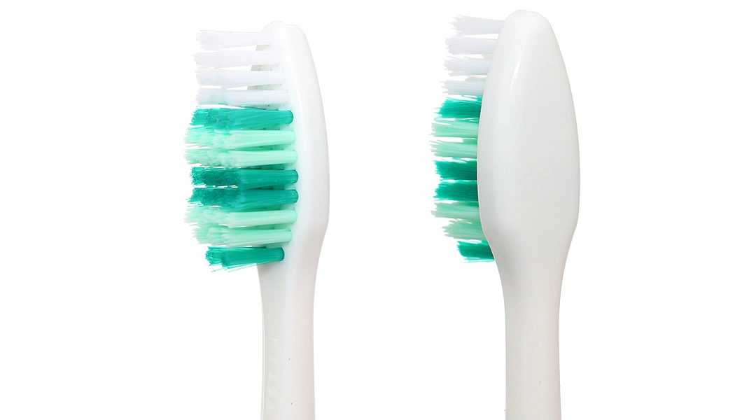 Bàn chải đánh răng Oral-B Classic UltraClean lông mềm vỉ 3 cây - 3