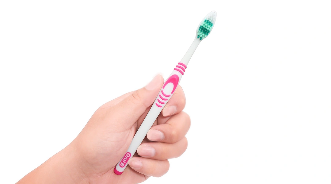 Bàn chải đánh răng Oral-B Classic UltraClean lông mềm vỉ 3 cây - 5