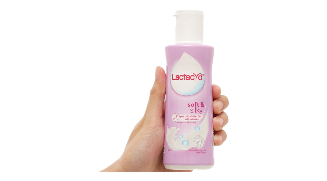 Dung dịch vệ sinh phụ nữ Lactacyd Soft & Silky giữ ẩm chai 250ml - 17