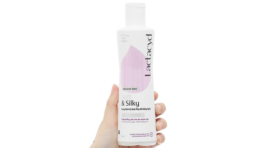 Dung dịch vệ sinh phụ nữ Lactacyd Soft & Silky giữ ẩm chai 250ml - 7