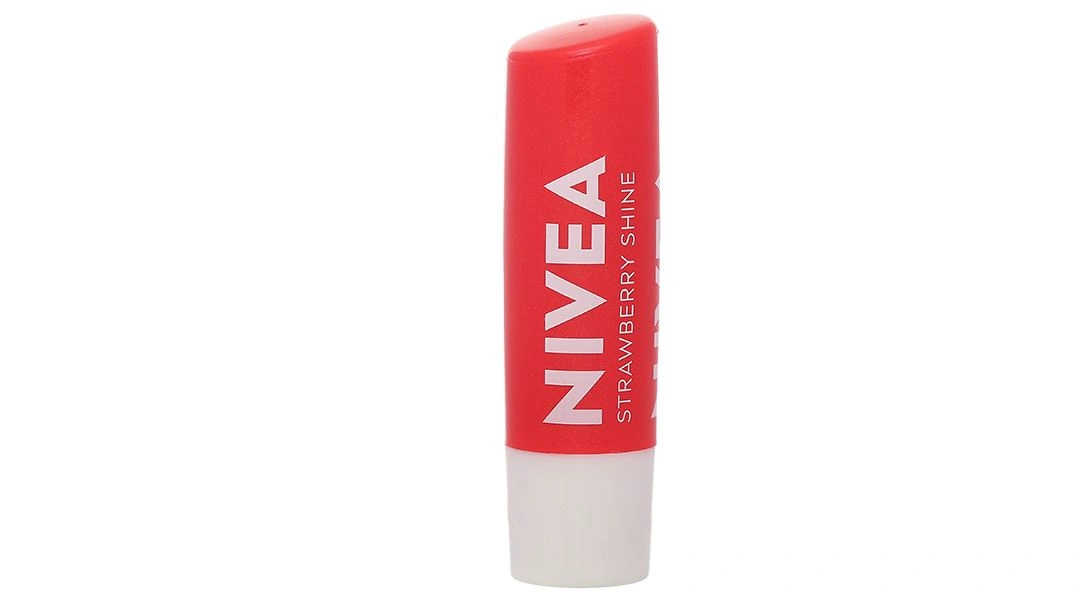 Son dưỡng môi Nivea Strawberry Shine duy trì độ ẩm, bảo vệ môi căng mọng, mềm mịn thỏi 4.8g - 4