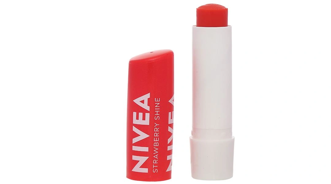 Son dưỡng môi Nivea Strawberry Shine duy trì độ ẩm, bảo vệ môi căng mọng, mềm mịn thỏi 4.8g - 5