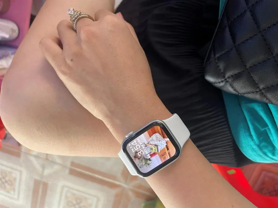 Khách hàng review Đồng hồ thông minh Apple Watch SE 2022 GPS + Cellular 44mm viền nhôm dây thể thao 1
