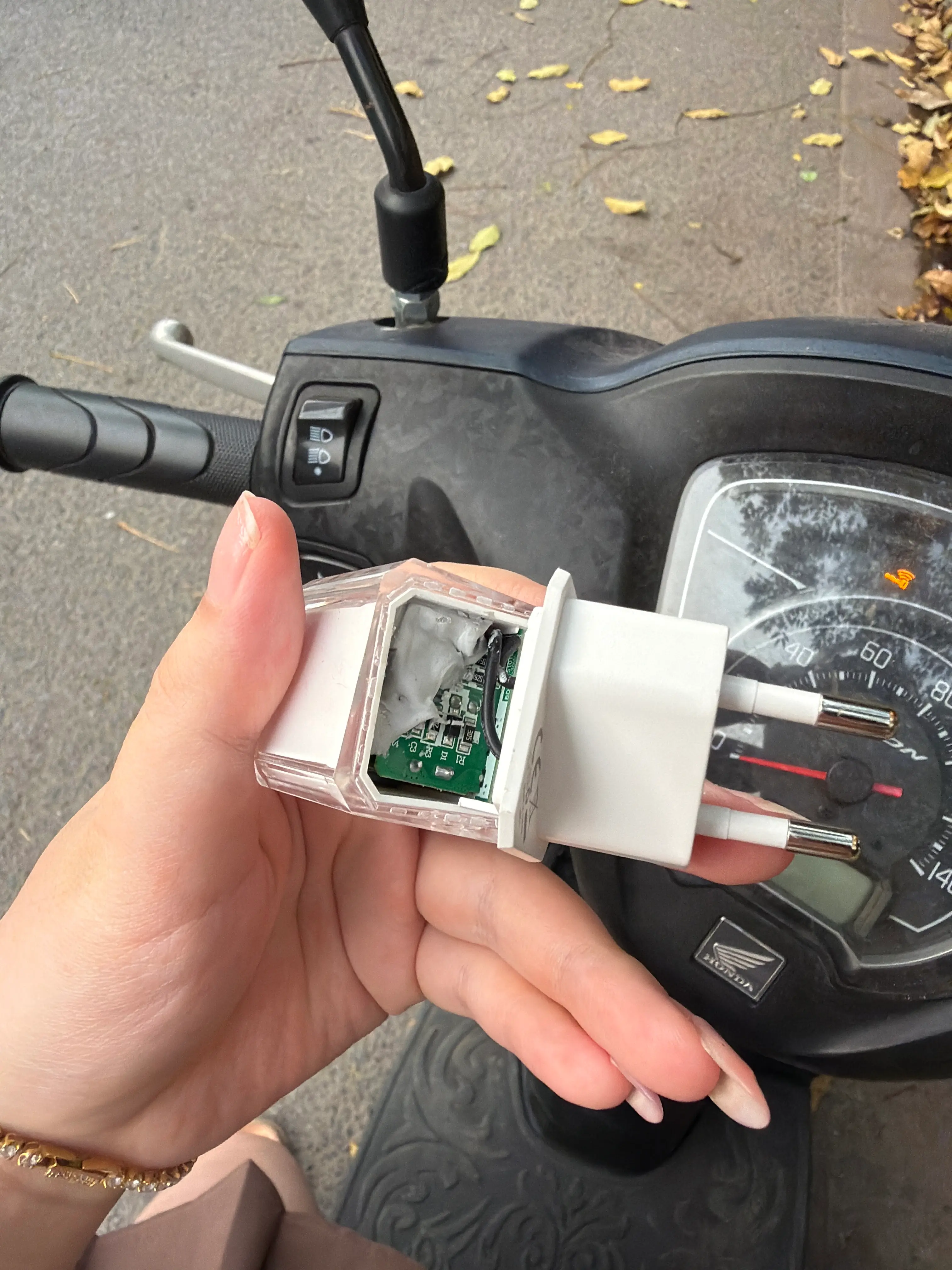Khách hàng review Sạc nhanh Type-C PD 30W Xmobile DC04 1