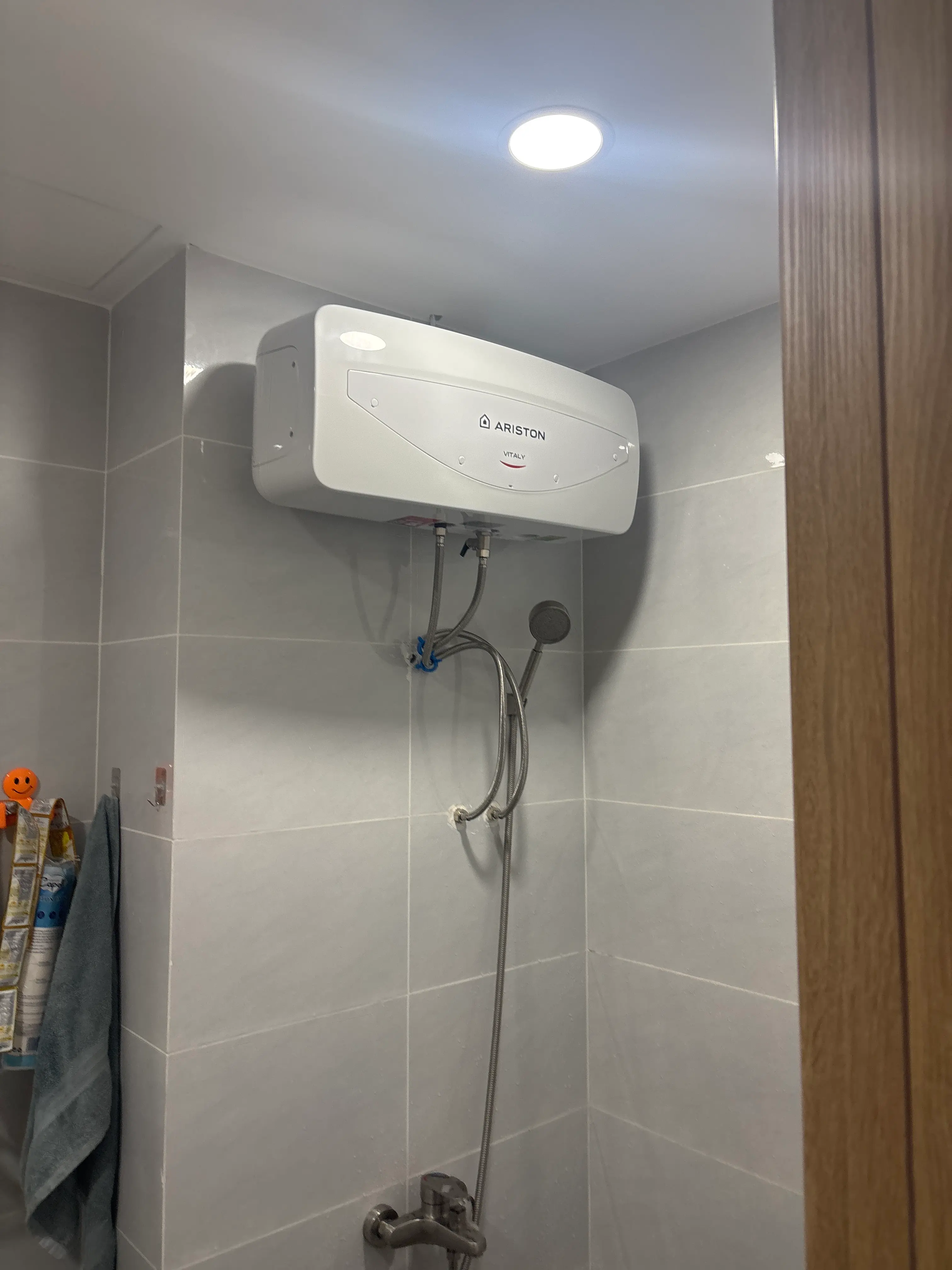 Khách hàng review Máy nước nóng gián tiếp Ariston 20 lít 2500W VITALY 20 SLIM 2.5 FE 2024 1