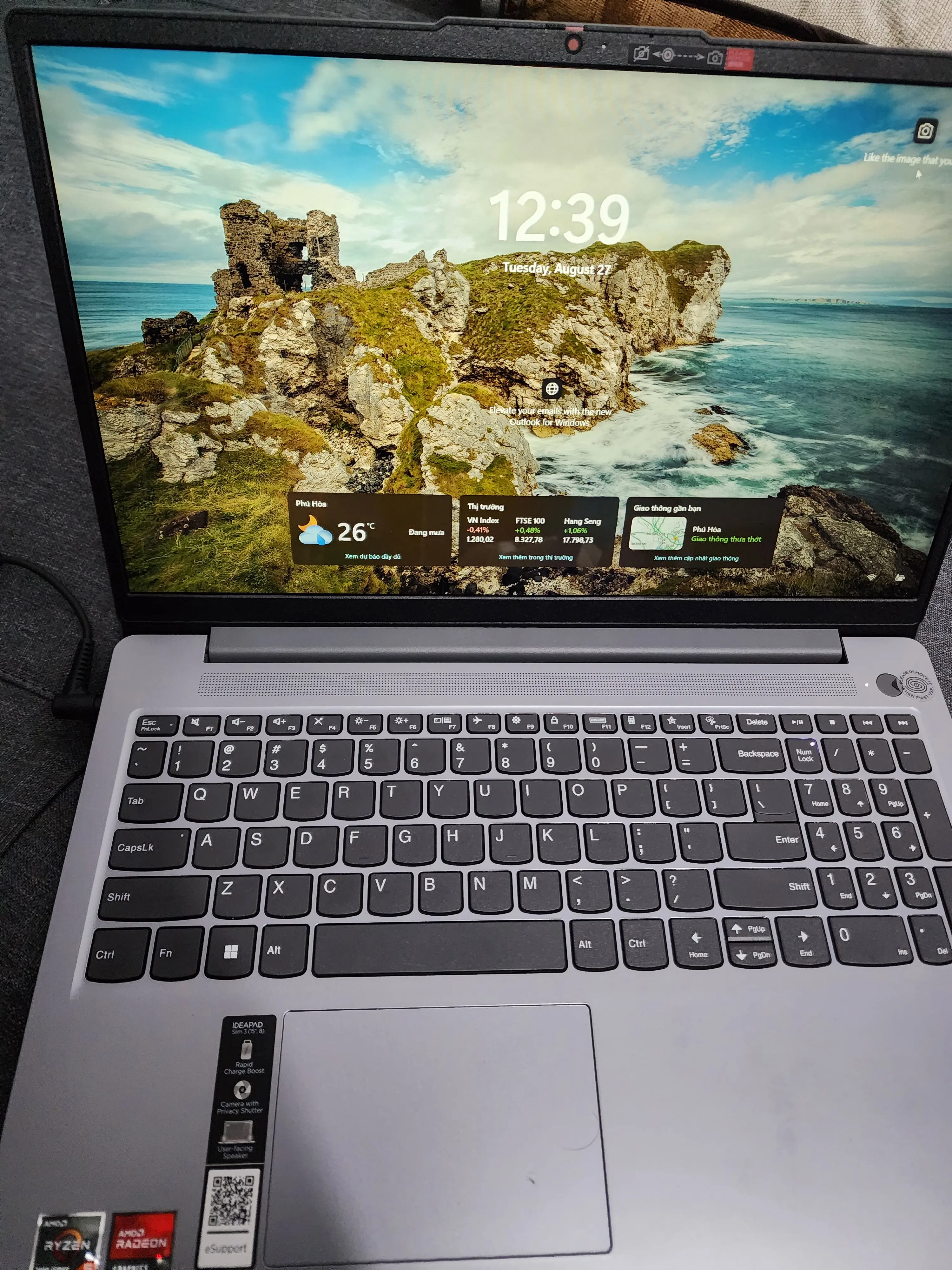 Khách hàng review Laptop Lenovo Ideapad Slim 3 15AMN8 - 82XQ00J0VN (R5 7520U, 16GB, 512GB, Full HD, Win11) 1