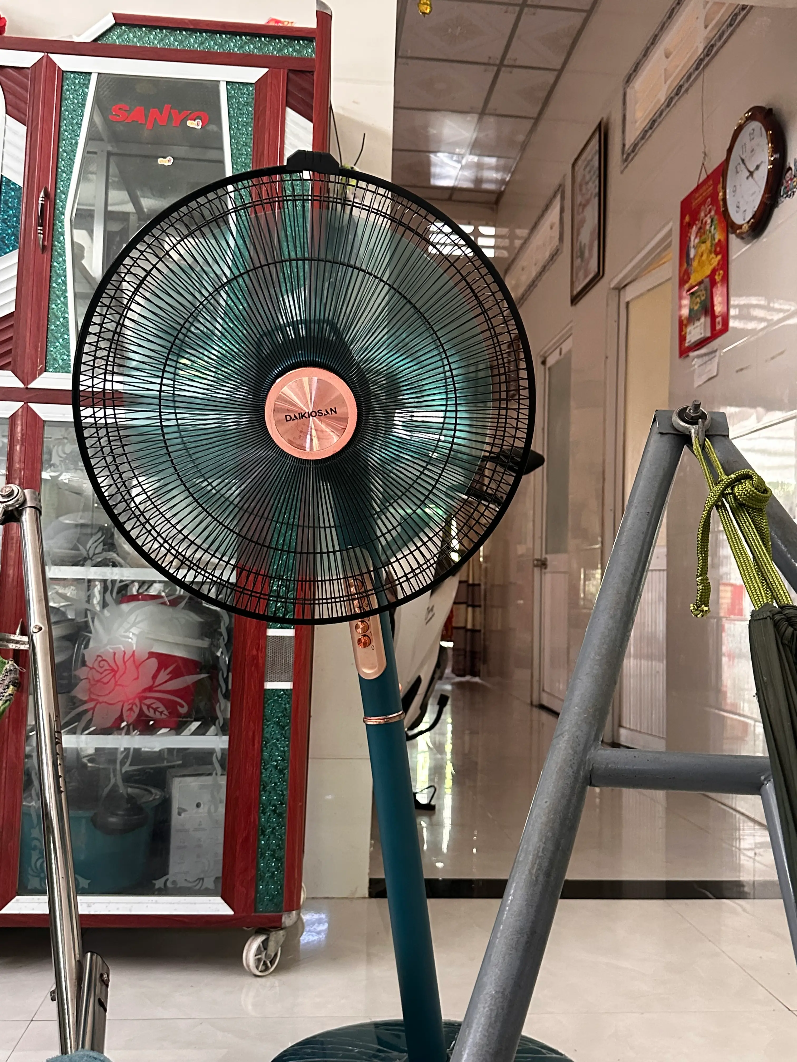 Khách hàng review Quạt đứng Daikiosan 6 cánh DQ102 70W - Xanh lá 2