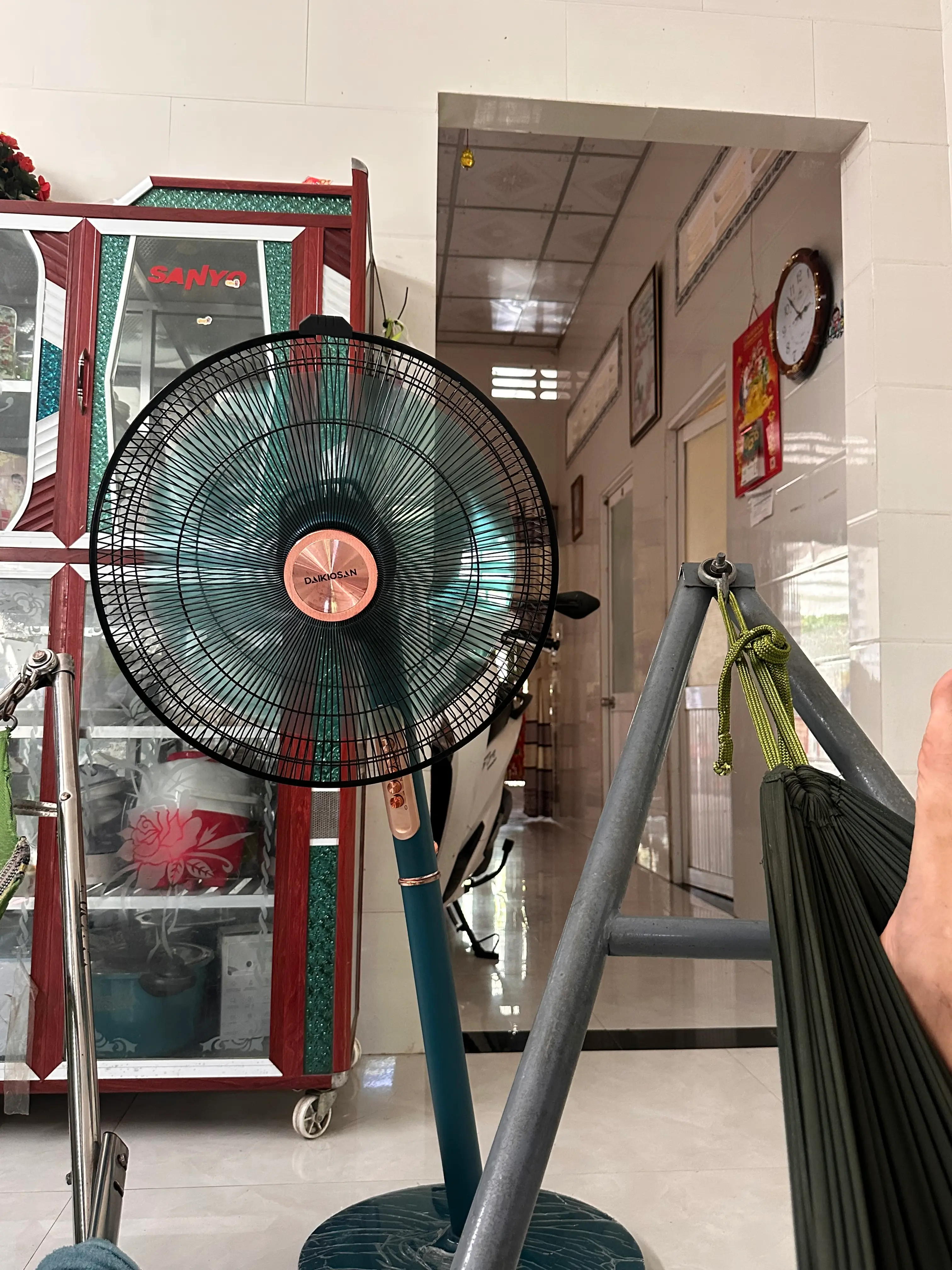 Khách hàng review Quạt đứng Daikiosan 6 cánh DQ102 70W - Xanh lá 3