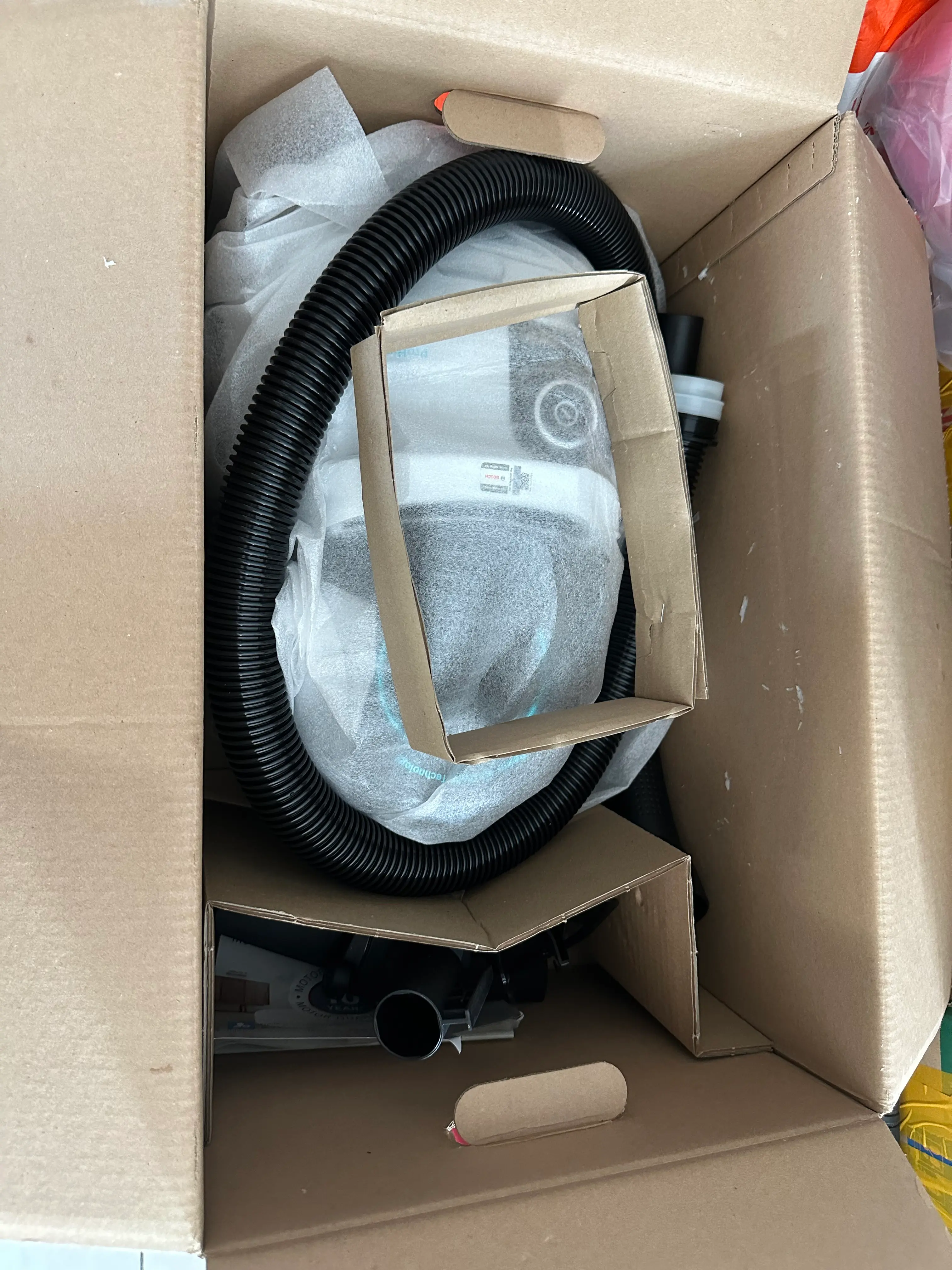 Khách hàng review Máy hút bụi dạng hộp Bosch BGS21WHYG 1