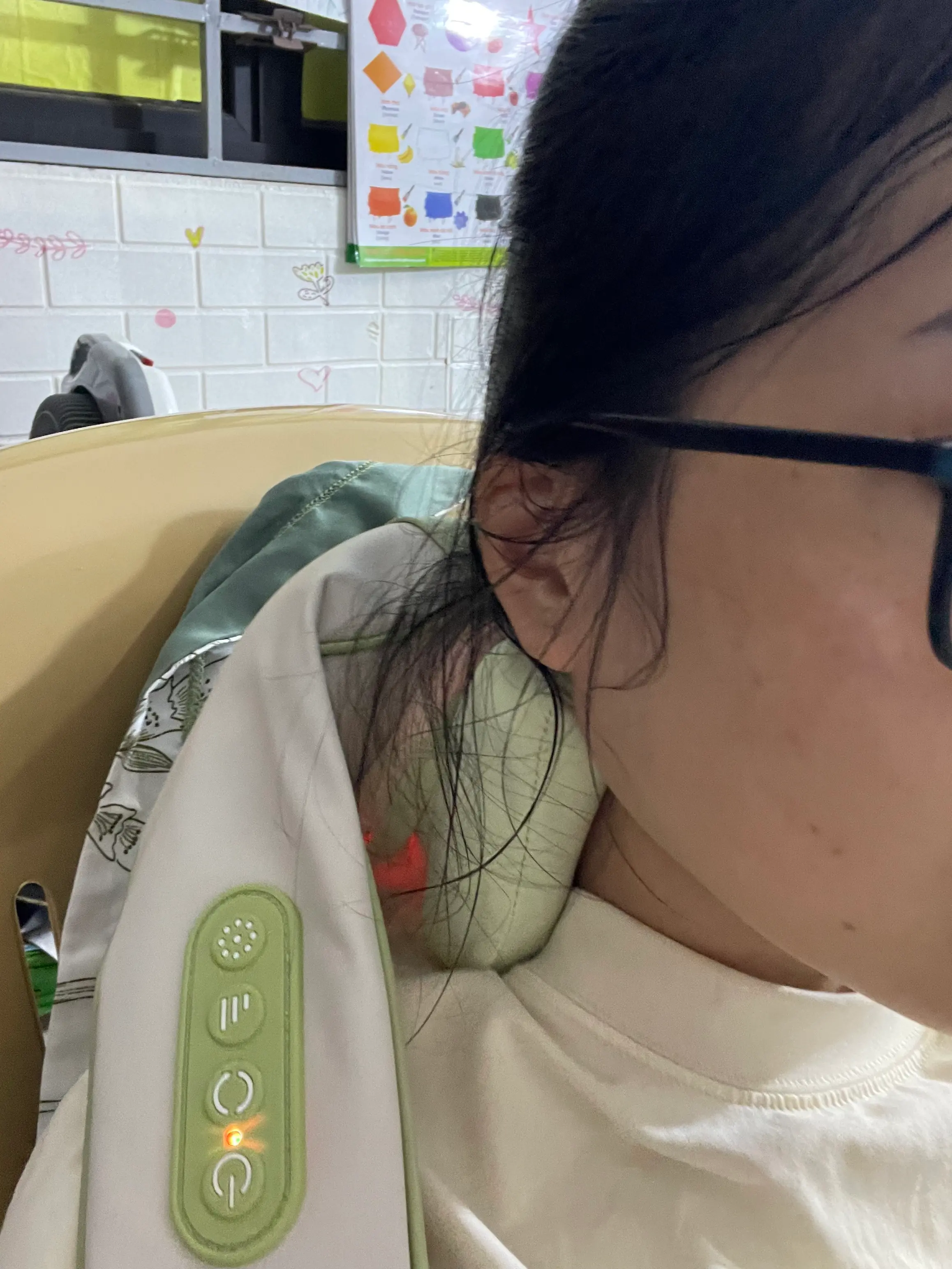Khách hàng review Máy massage cổ vai gáy Bomidi MP2 Lite 1