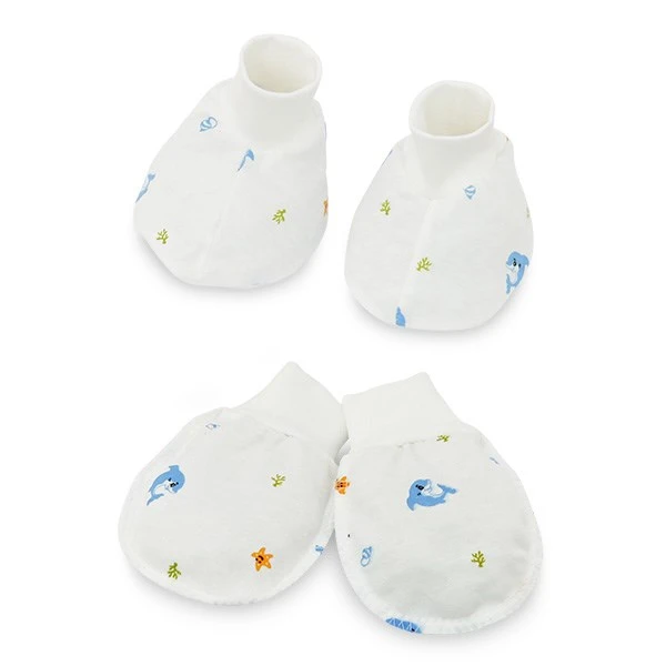 Set bao tay, bao chân cotton IQ Baby màu trắng in cá heo xanh