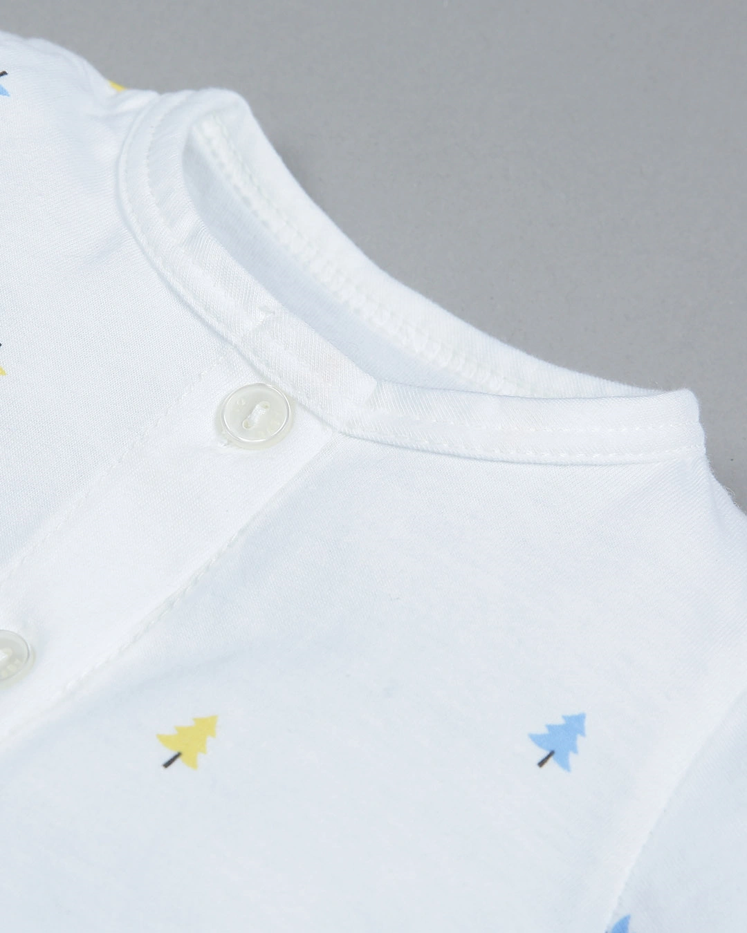 Bộ tay ngắn in cây thông IQ Baby màu trắng 4