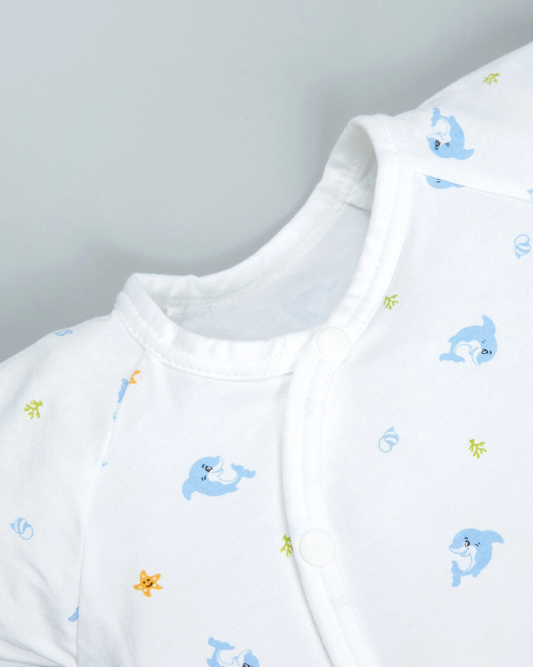 Combo 2 áo tay ngắn in cá heo xanh và em bé IQ Baby màu trắng 4