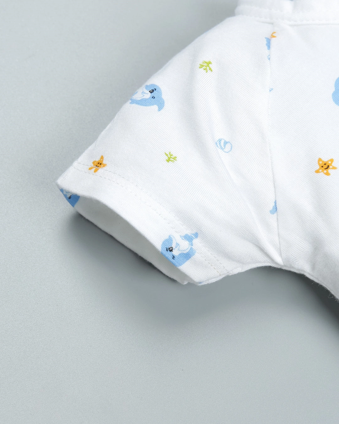 Combo 2 áo tay ngắn in cá heo xanh và em bé IQ Baby màu trắng 5