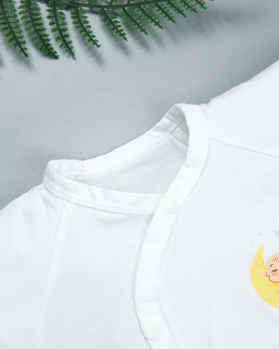 Combo 2 áo tay ngắn in cá heo xanh và em bé IQ Baby màu trắng 18