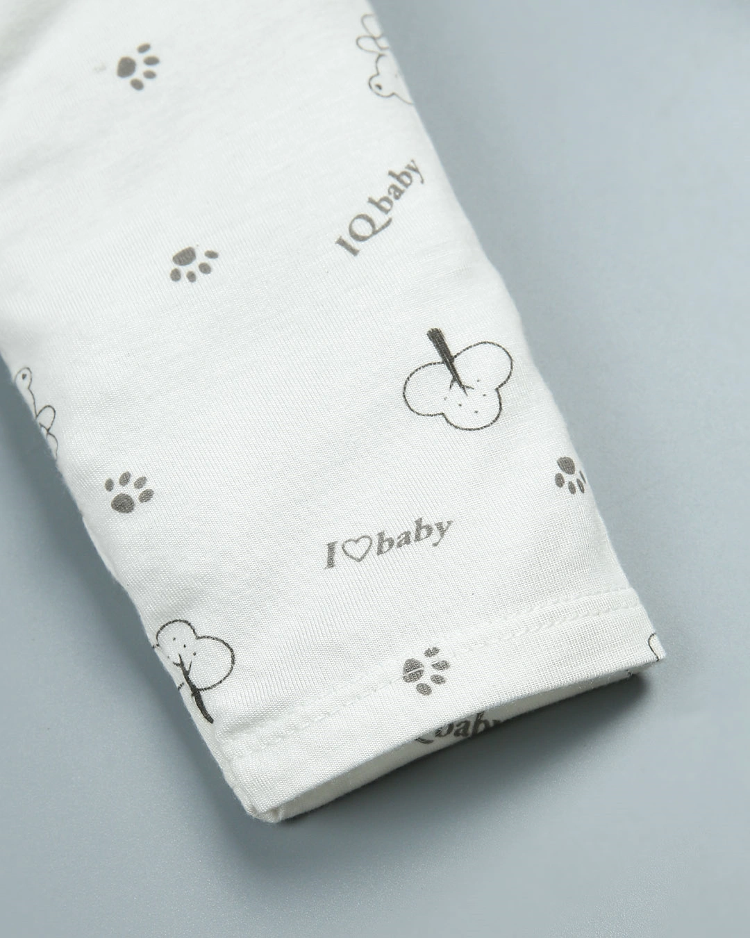 Combo 2 áo tay dài in cá heo xanh và em bé IQ Baby màu trắng 19