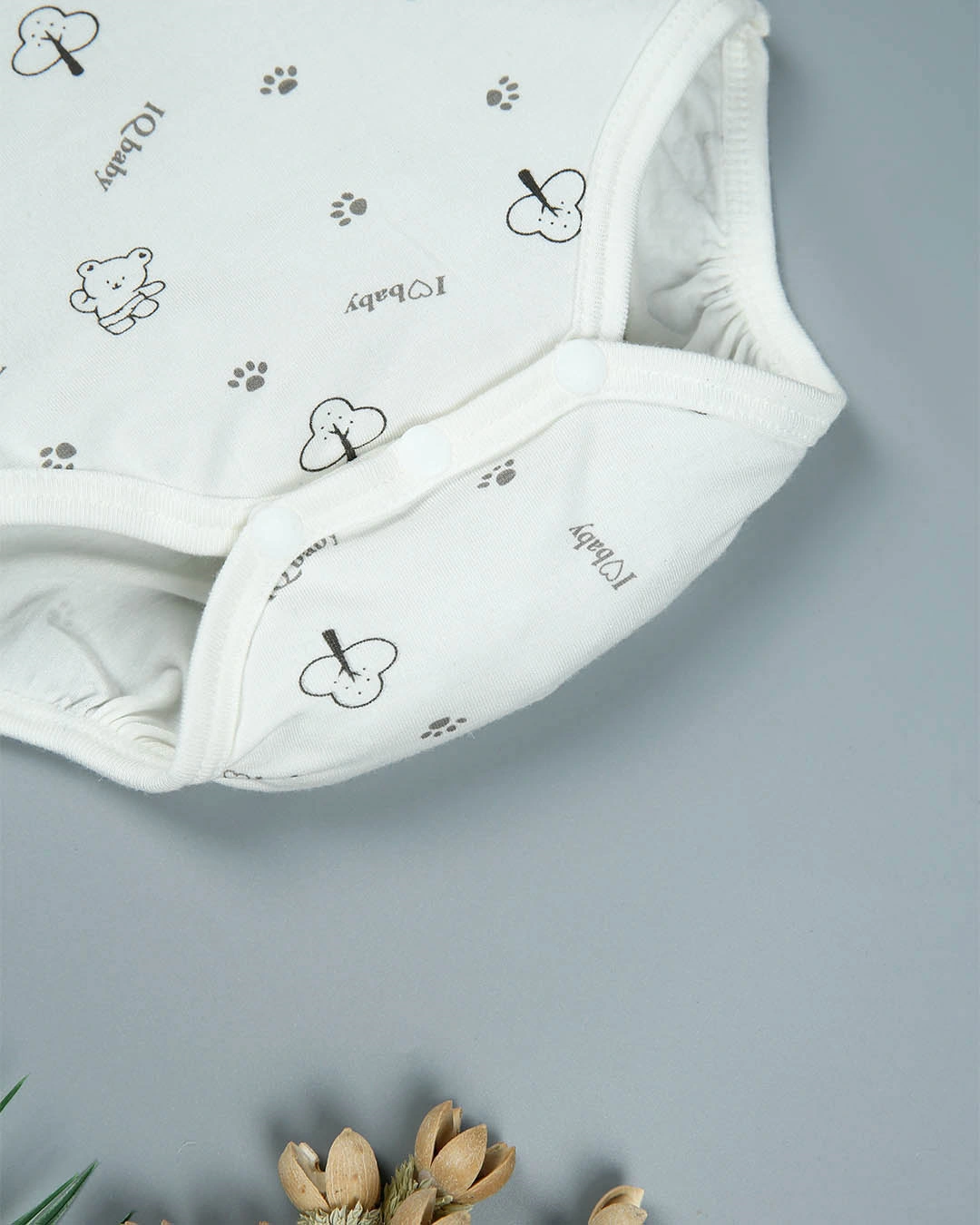 Combo 2 bodysuit tay dài in gấu xám và em bé IQ Baby màu trắng 12