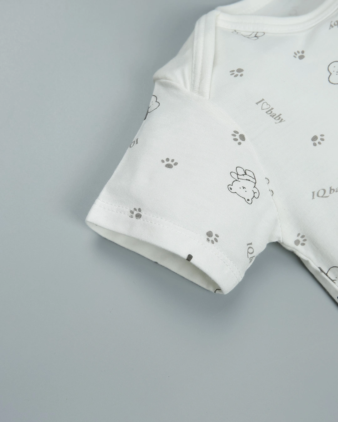 Combo 2 bodysuit tay ngắn in cá heo xanh và em bé IQ Baby màu trắng 28