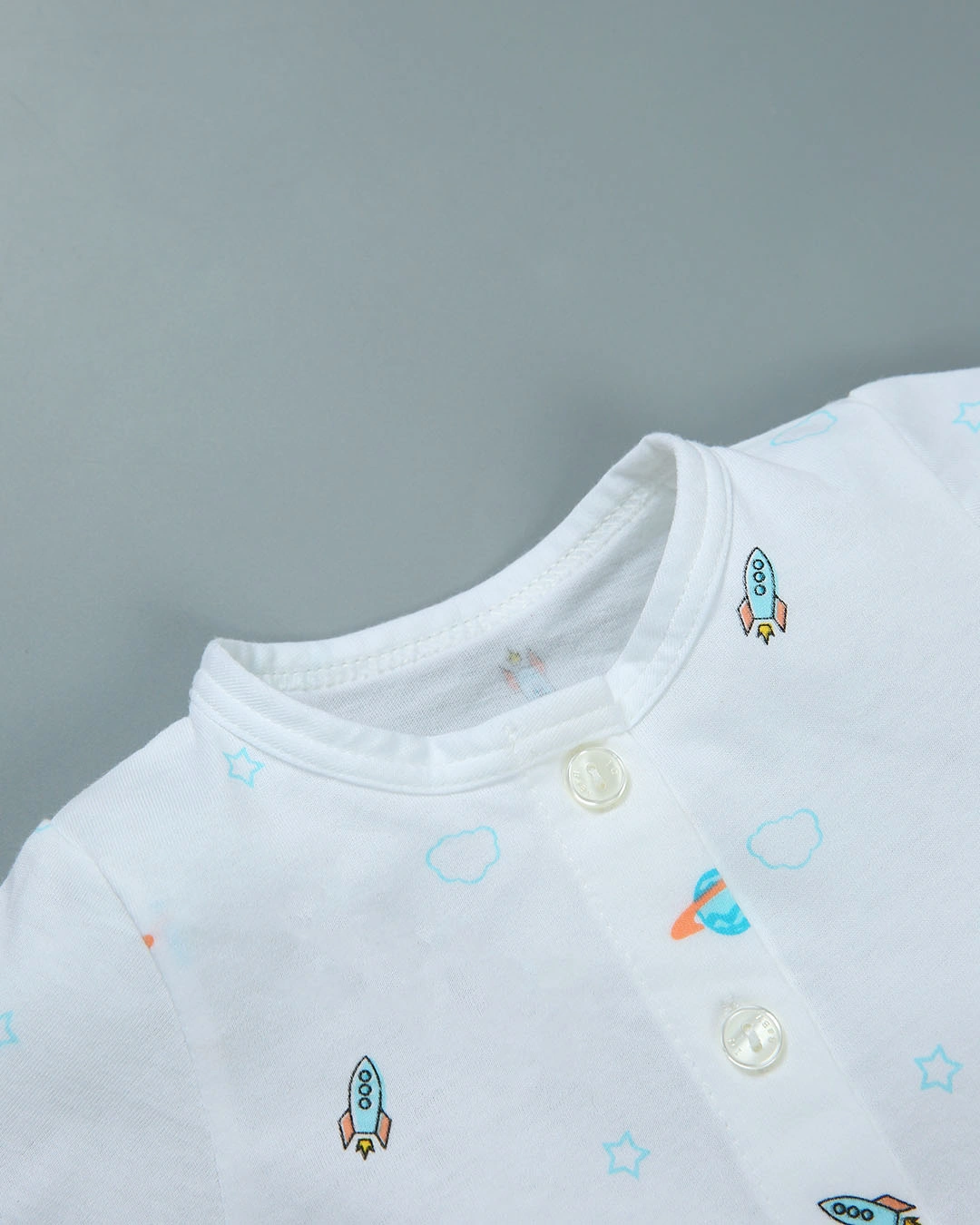 Áo tay ngắn in quả địa cầu IQ Baby màu trắng 3