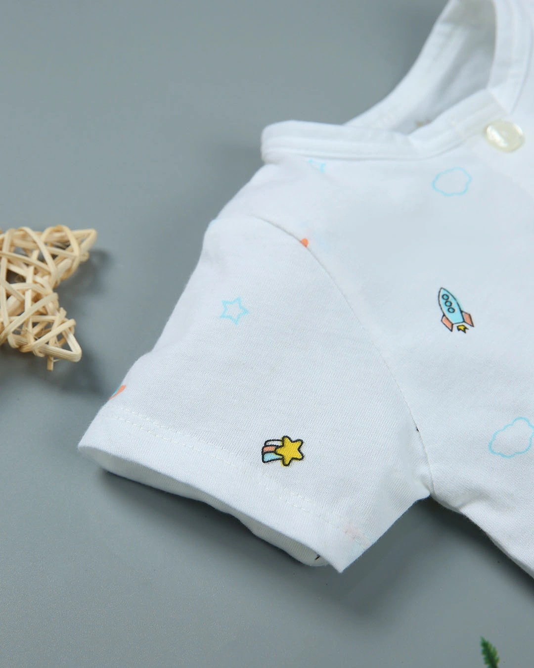 Áo tay ngắn in quả địa cầu IQ Baby màu trắng 4