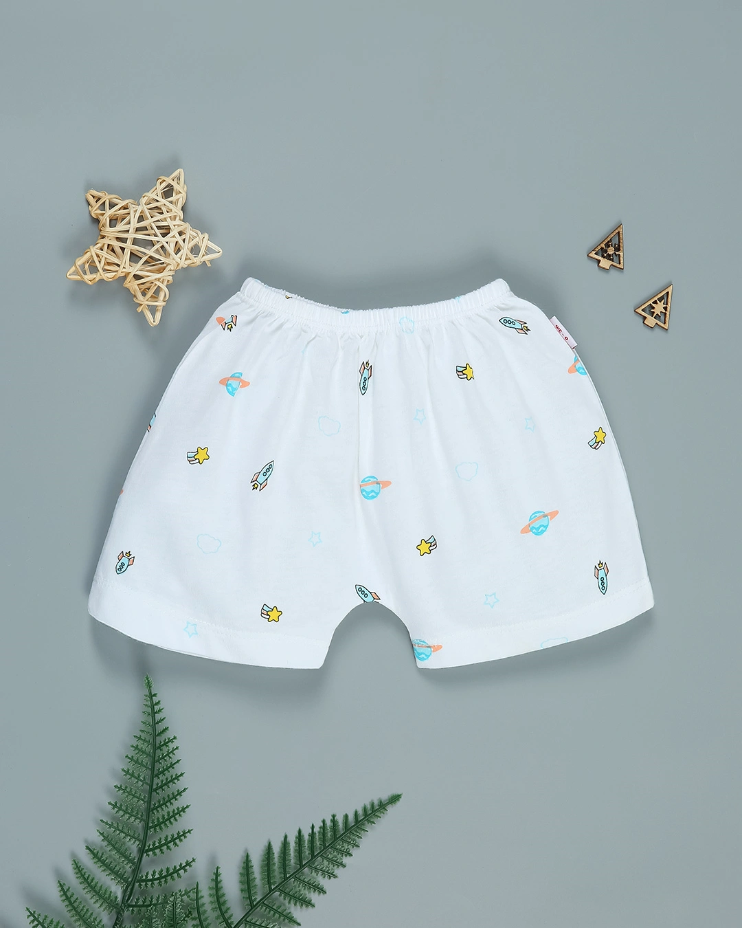 Quần ngắn in quả địa cầu IQ Baby màu trắng 2