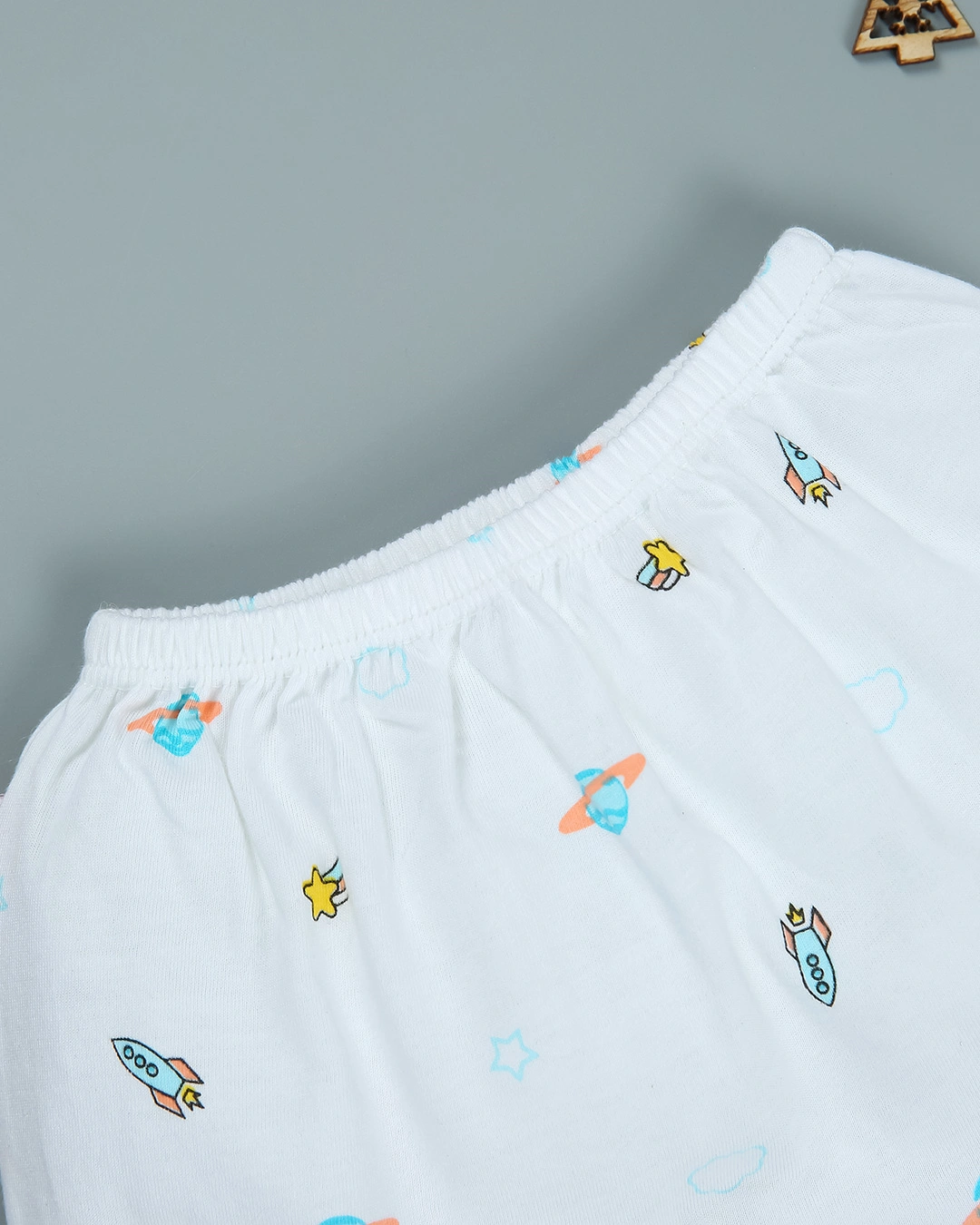 Quần ngắn in quả địa cầu IQ Baby màu trắng 3