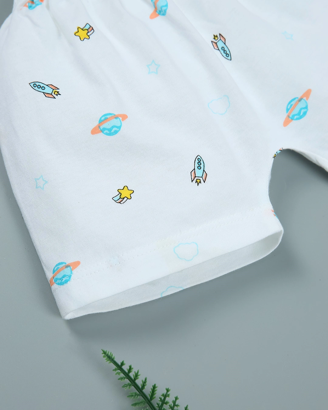 Quần ngắn in quả địa cầu IQ Baby màu trắng 4