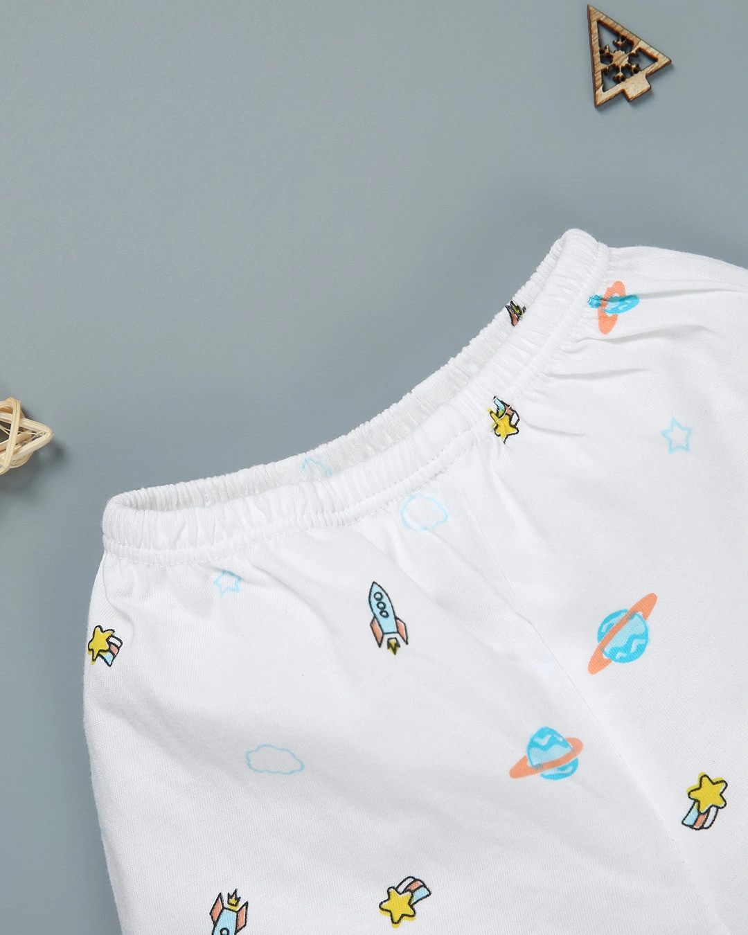 Quần dài in quả địa cầu IQ Baby màu trắng 3