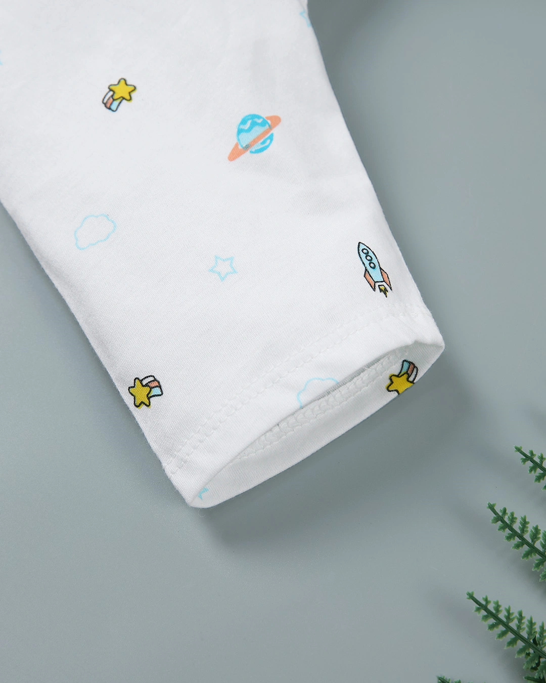 Quần dài in quả địa cầu IQ Baby màu trắng 4