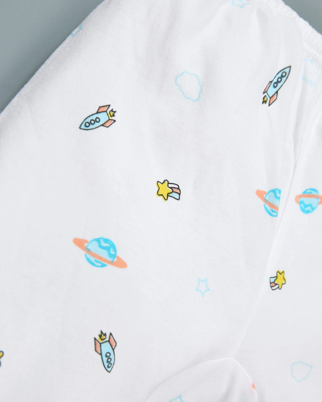 Quần dài in quả địa cầu IQ Baby màu trắng 5