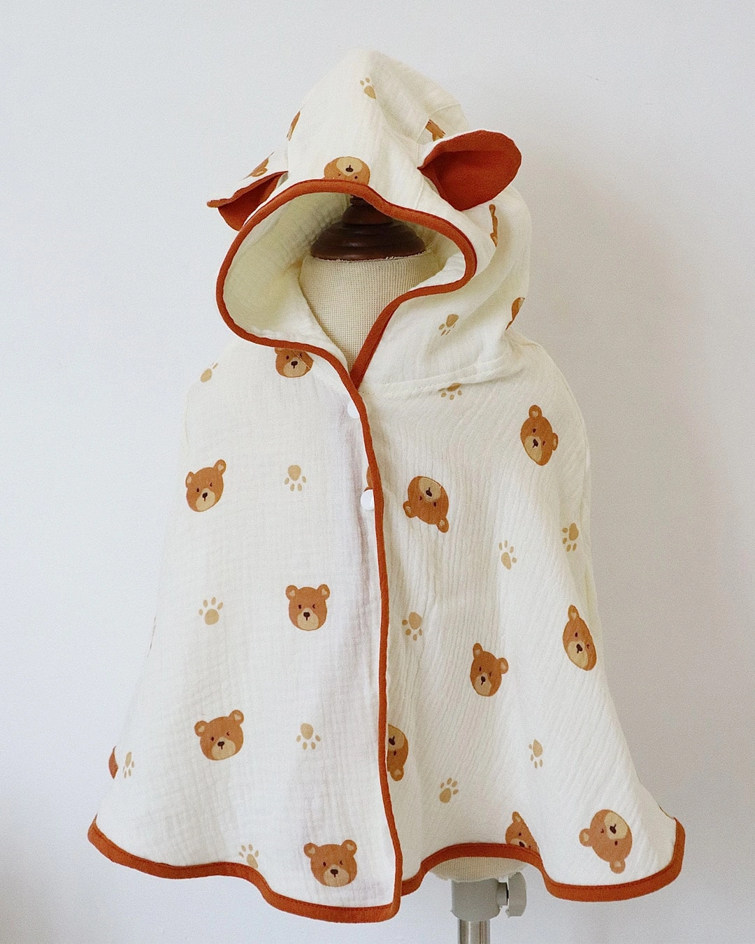 Áo choàng Bessla 0 - 12 tháng in hình trái tim màu trắng 9