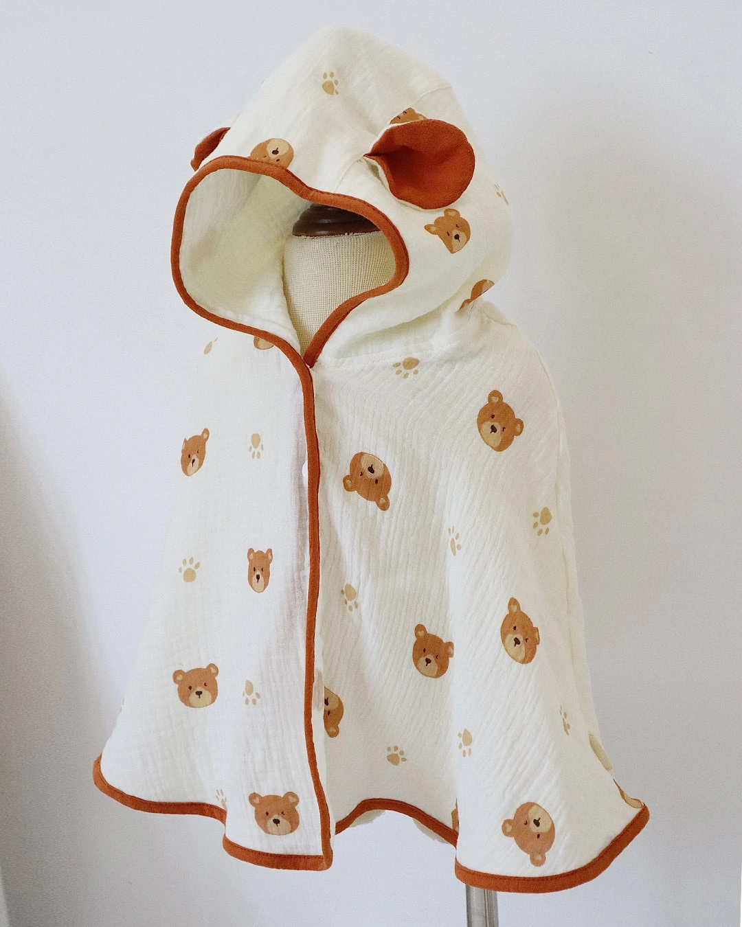 Áo choàng Bessla 0 - 12 tháng in hình trái tim màu trắng 10