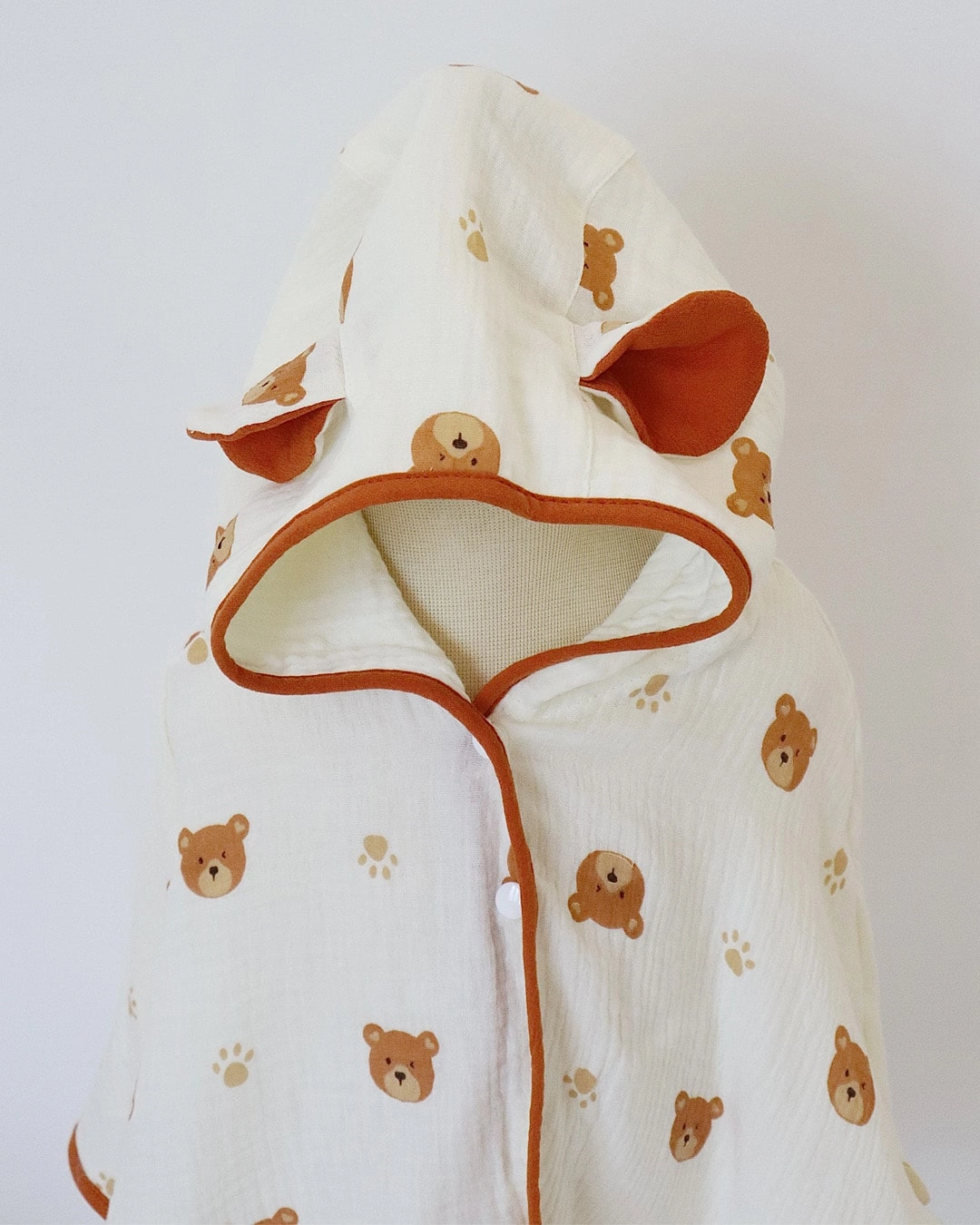 Áo choàng Bessla 0 - 12 tháng in hình trái tim màu trắng 11