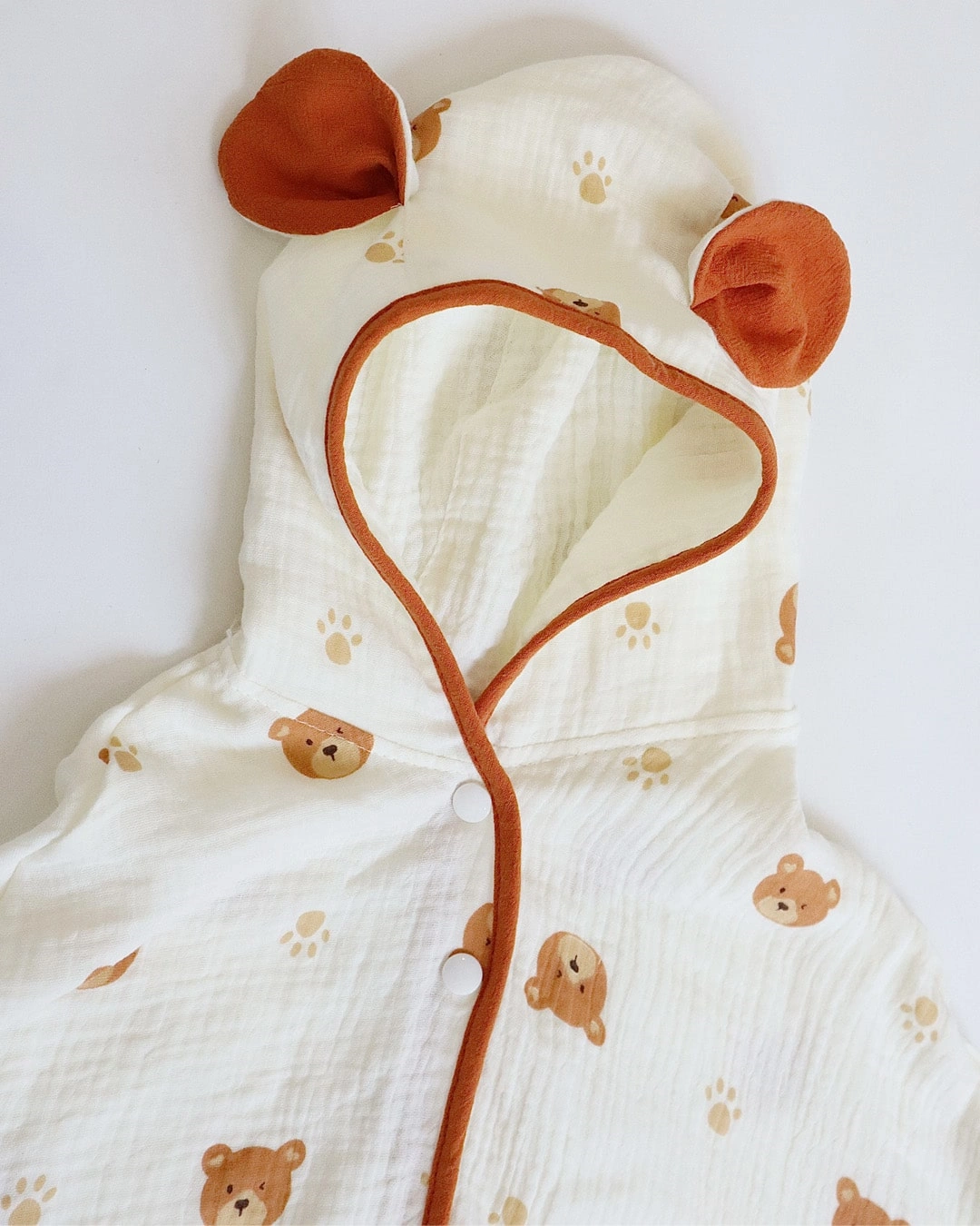 Áo choàng Bessla 0 - 12 tháng in hình trái tim màu trắng 13