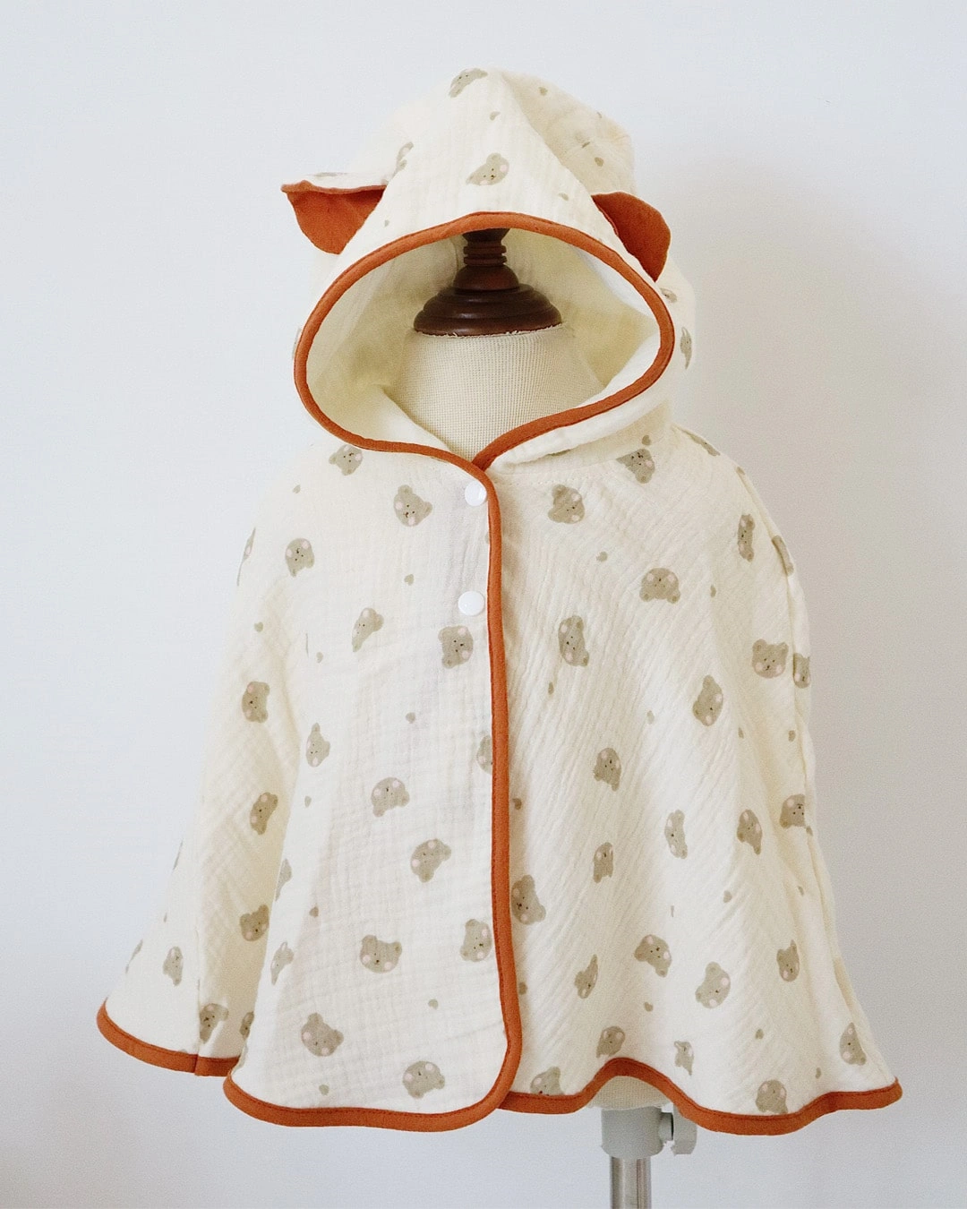 Áo choàng Bessla 0 - 12 tháng in hình gấu má hồng màu trắng 2