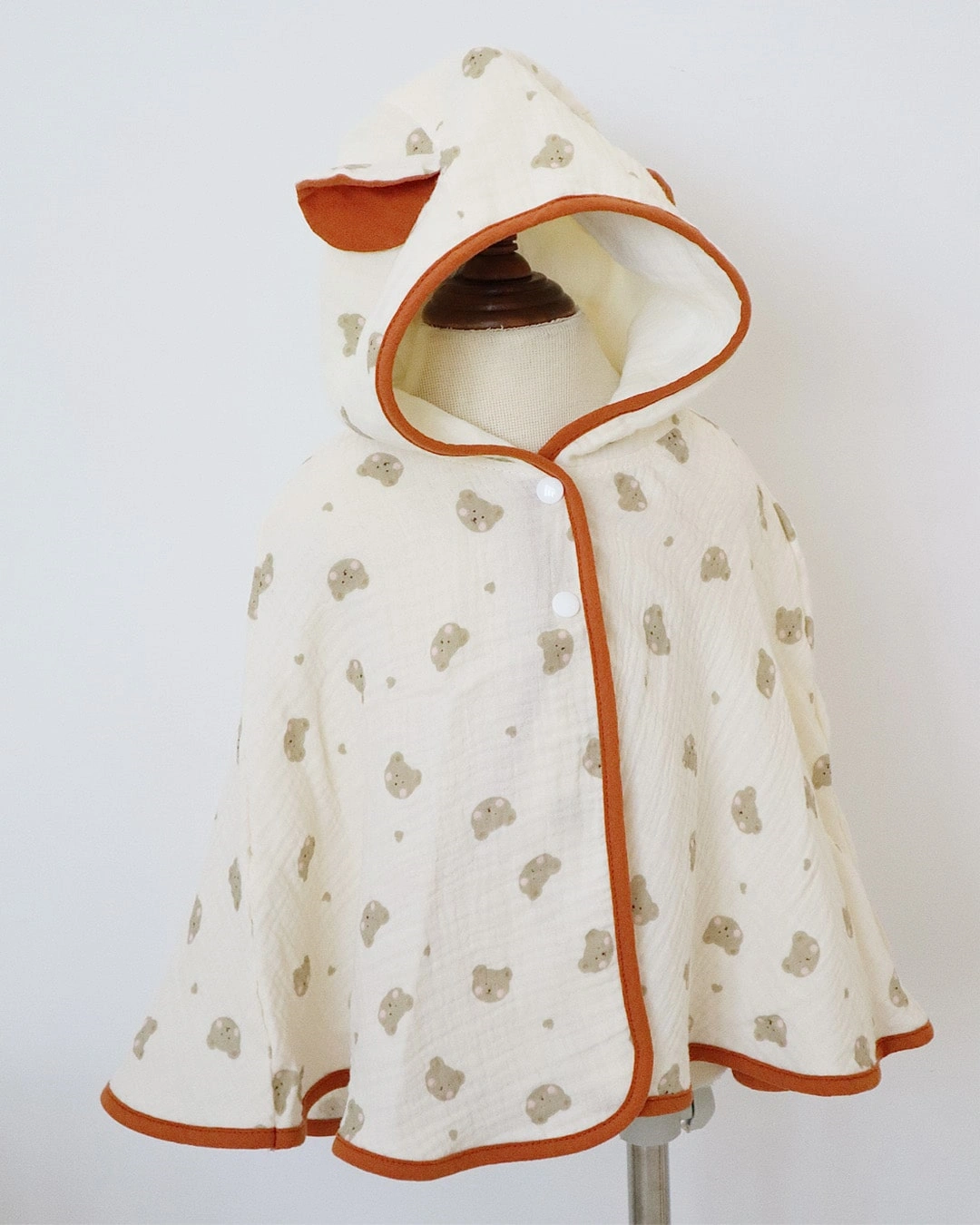 Áo choàng Bessla 0 - 12 tháng in hình gấu má hồng màu trắng 3