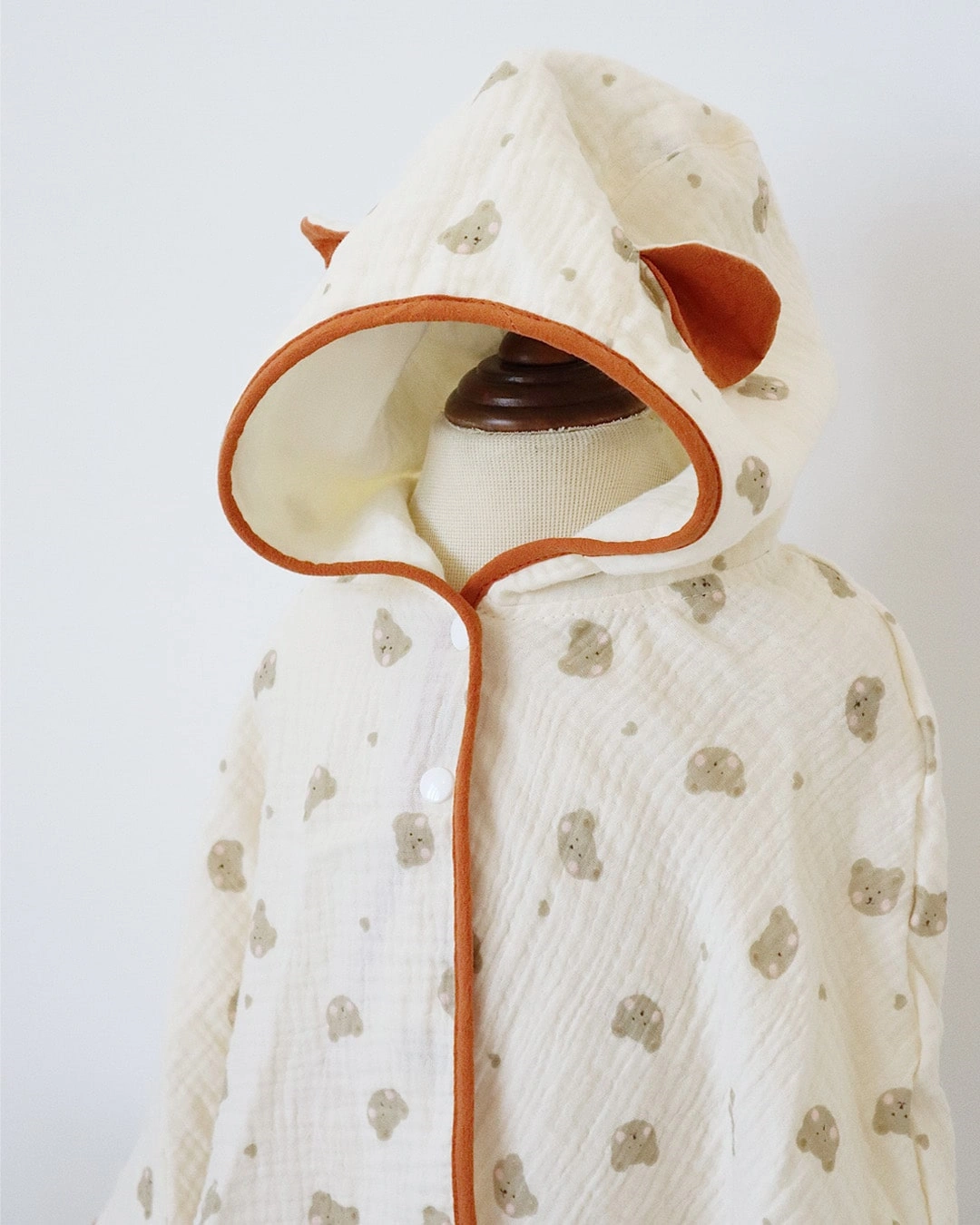 Áo choàng Bessla 0 - 12 tháng in hình gấu má hồng màu trắng 4