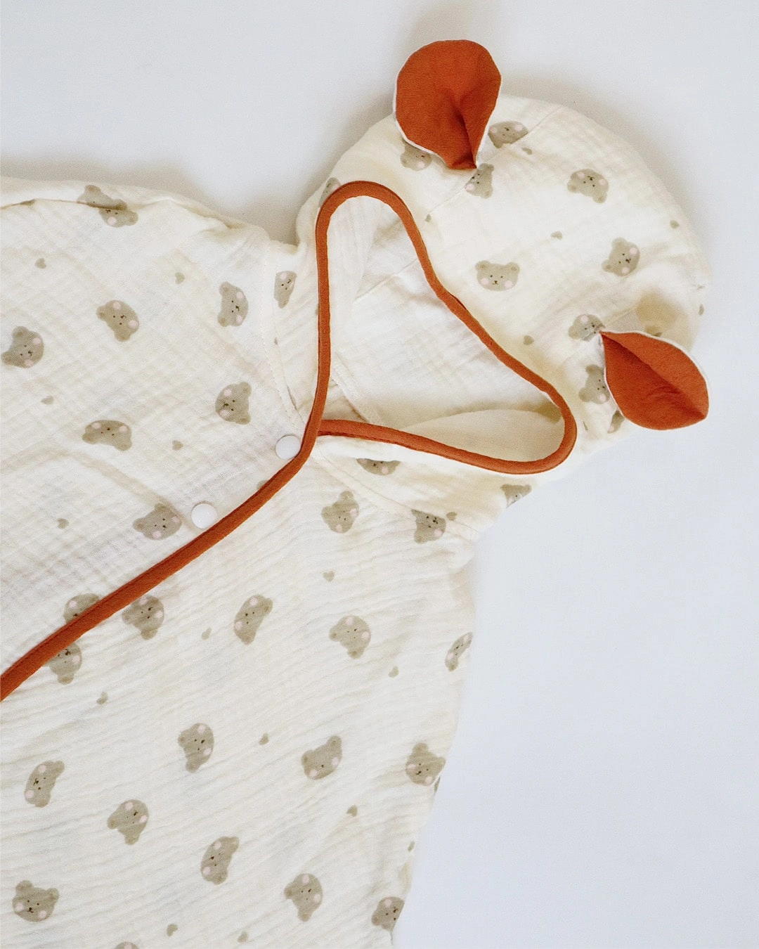 Áo choàng Bessla 0 - 12 tháng in hình gấu má hồng màu trắng 6