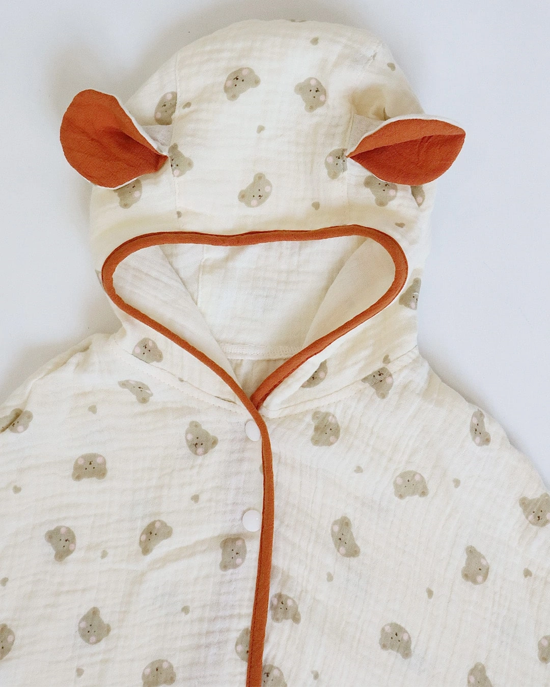 Áo choàng Bessla 0 - 12 tháng in hình gấu má hồng màu trắng 7