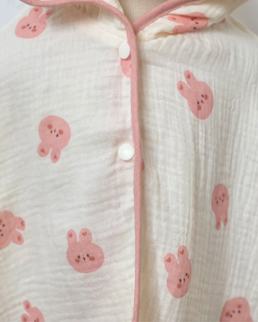 Áo choàng Bessla 6 - 24 tháng in hình thỏ hồng màu trắng 4