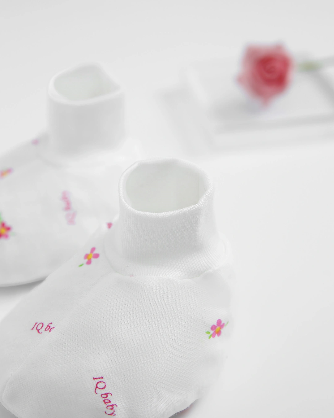 Set nón, bao tay bao chân in hoa hồng IQ Baby màu trắng (0 - 3 tháng) 8