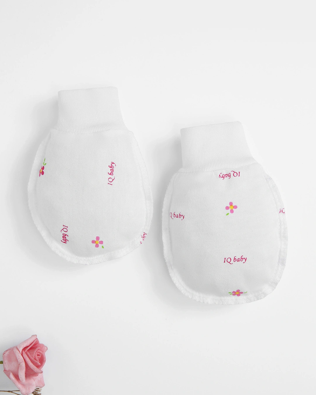 Set nón, bao tay bao chân in hoa hồng IQ Baby màu trắng (0 - 3 tháng) 3