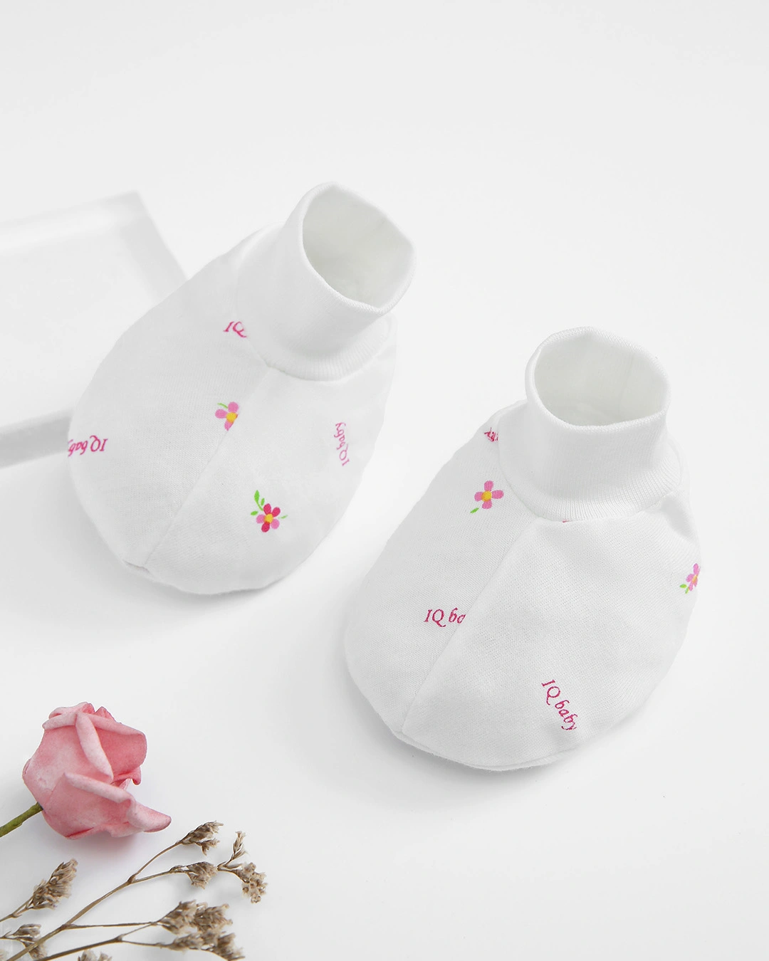 Set nón, bao tay bao chân in hoa hồng IQ Baby màu trắng (0 - 3 tháng) 5