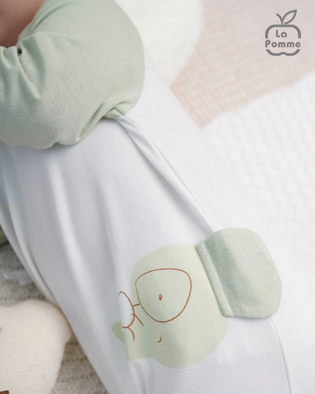 Bodysuit cài chéo La Pomme màu trắng - xanh lá 4