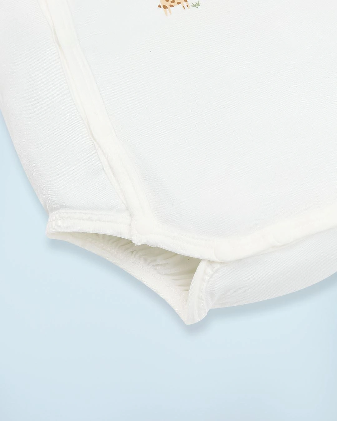 Bodysuit cài chéo dễ thương La Pomme màu trắng 6