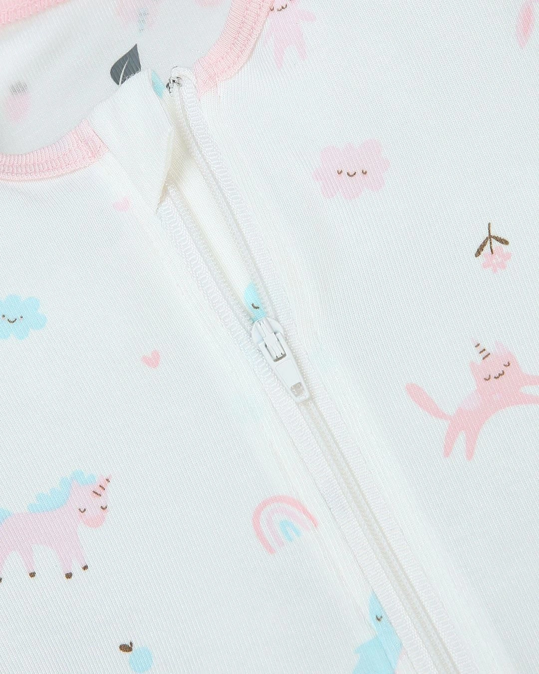 Nhộng chũn có khóa Lullaby NH756R 1 - 3 tháng màu trắng - hồng 4
