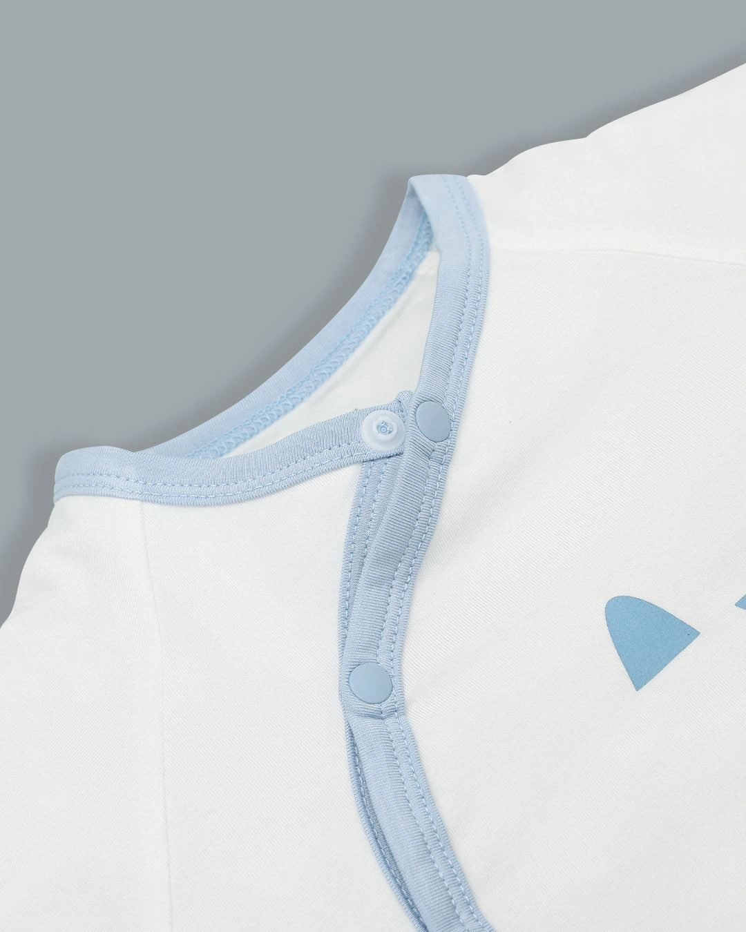 Bodysuit cài chéo La Pomme màu trắng - xanh dương 3