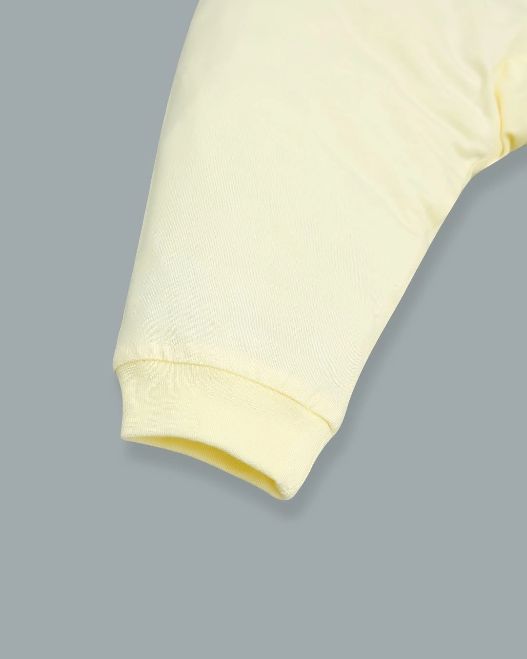 Bộ tay dài in hình em bé ngủ trên mặt trăng IQ Baby màu vàng 10