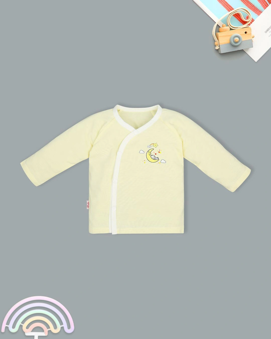 Bộ tay dài in hình em bé ngủ trên mặt trăng IQ Baby màu vàng 2