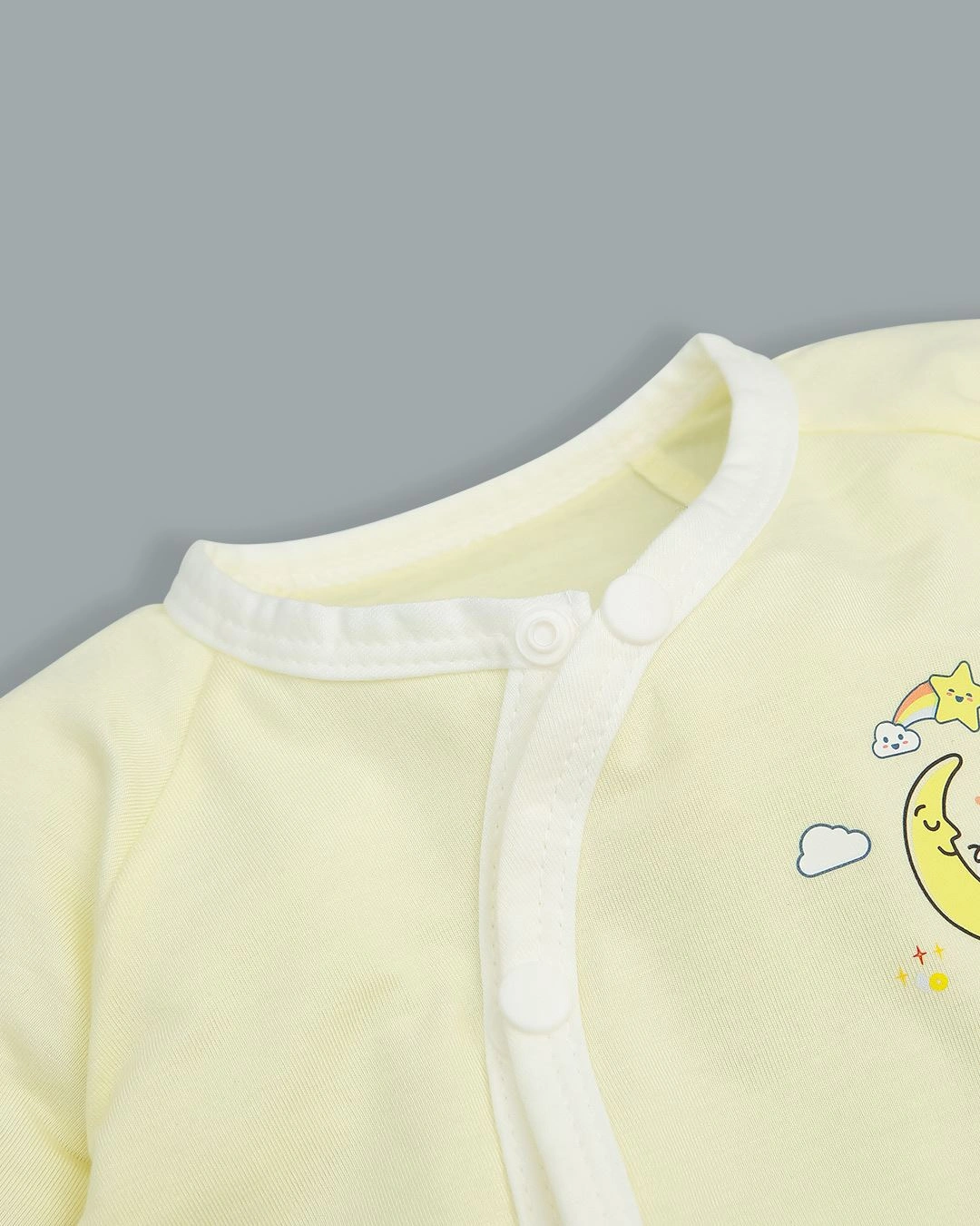 Bộ tay dài in hình em bé ngủ trên mặt trăng IQ Baby màu vàng 4